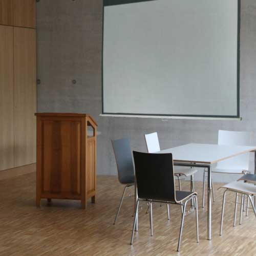 Auf Anfrage mit Beamer, Leinwand und Flipchart.