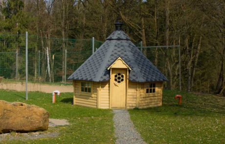 Unsere skandinavische Kotahütte bietet Platz für bis zu 25 Personen rund um das prasselnde Lagerfeuer.