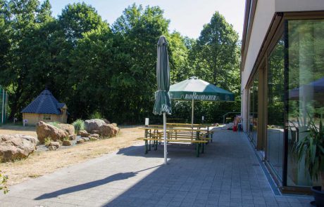 Bei schönem Wetter kommt auf unseren Terrassen echtes Biergartenfeeling auf.