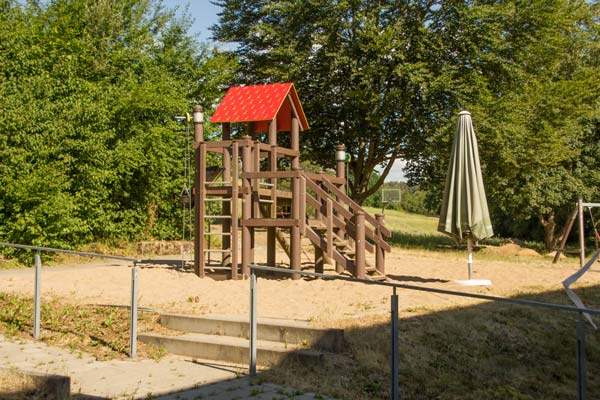 Klettern und toben auf unserem Spielplatz.